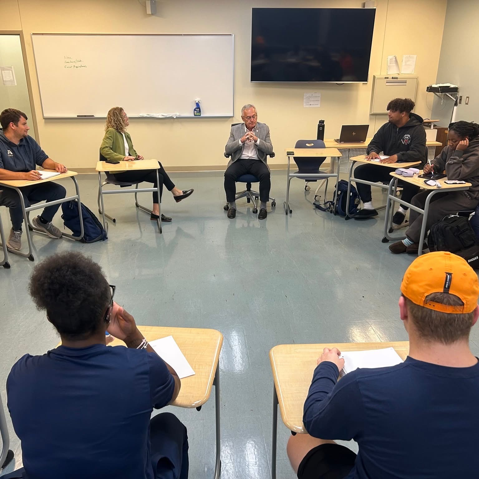 Ohio lieutenant governor and UA alumnus Jim Tressel visits with Sport Coaching and Athletics Leadership students